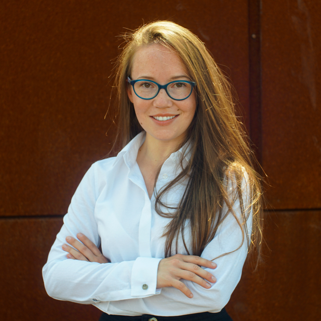 Profesjonalna kobieta w białej koszuli i okularach, portret biznesowy na brązowym tle.