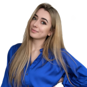 Profesjonalna kobieta w niebieskiej bluzce, portret biznesowy na białym tle