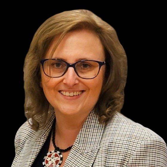 Portret profesjonalnej kobiety w okularach i kraciastej marynarce, uśmiechającej się do kamery na czarnym tle.