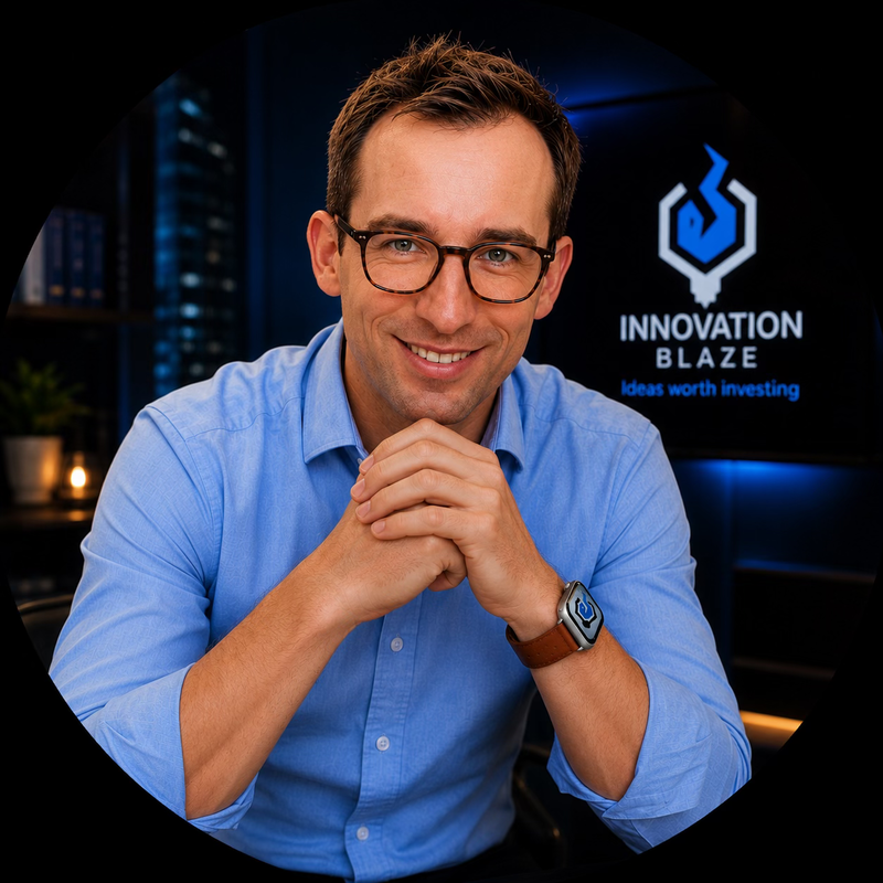 Mężczyzna w niebieskiej koszuli przed logo Innovation Blaze, uśmiechający się do kamery