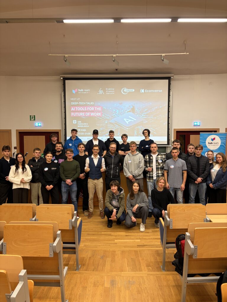 Uczestnicy spotkania Deep-Tech Talks o narzędziach AI dla przyszłości pracy w hubie raum Kraków.
