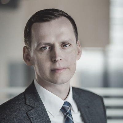 Mężczyzna w garniturze i krawacie, portret profesjonalny w biurze