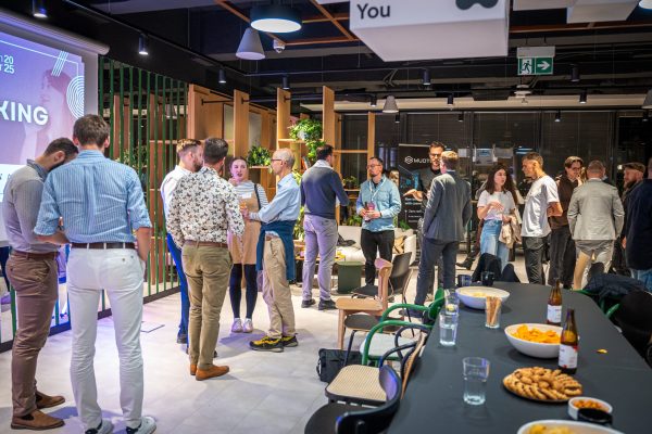 Ludzie networking na nowoczesnym evencie biznesowym w przestrzeni biurowej z przekąskami i napojami